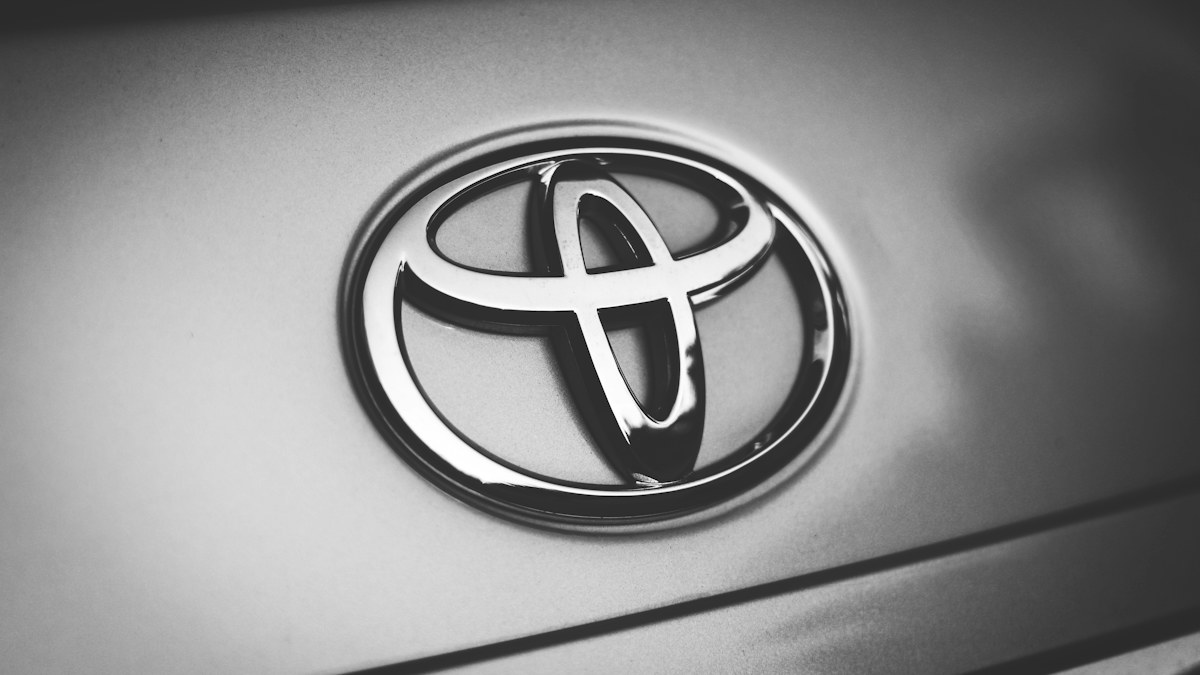 トヨタ・ハリアーのエンブレムと車体