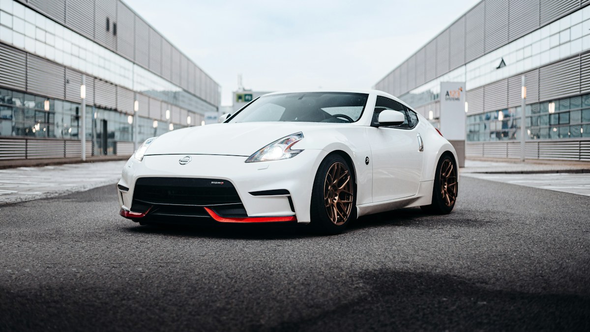 白い日産のスポーツカー