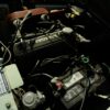 車のエンジンルーム内のバッテリー